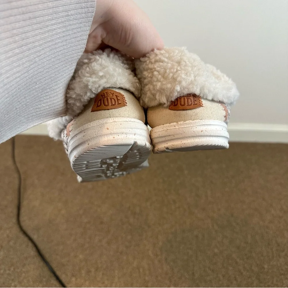Hey Dude Women's Wendy Fold Casual Moccasin Sneakers Beige Sherpa Size 9